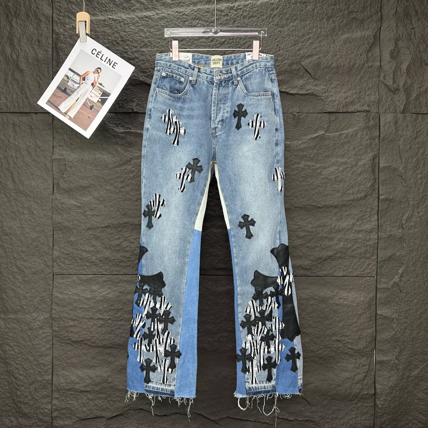 P290 GALLERY DEPT. & Croixin co-branded 2025 new limited-edition zebra print black large cross leather couple's bootcut jeans 🔥High version🔥High version🔥 Top ceiling quality Styles with different washed textures are very friendly to people with thin legs and thick legs. The bootcut version is very flattering. Moderate length that never goes out of style, easy to match with casually, basic styling for various styles, a must-have in the wardrobe! The fabric is stiff but also makes the upper body soft without losing texture. The washing process is even more perfect. It is a must-have item for everyone! ! ! Washed wheat, hang tag, pants label, three complete labels, color: blue, size: 28, 30, 32, 34, 36 (five sizes)